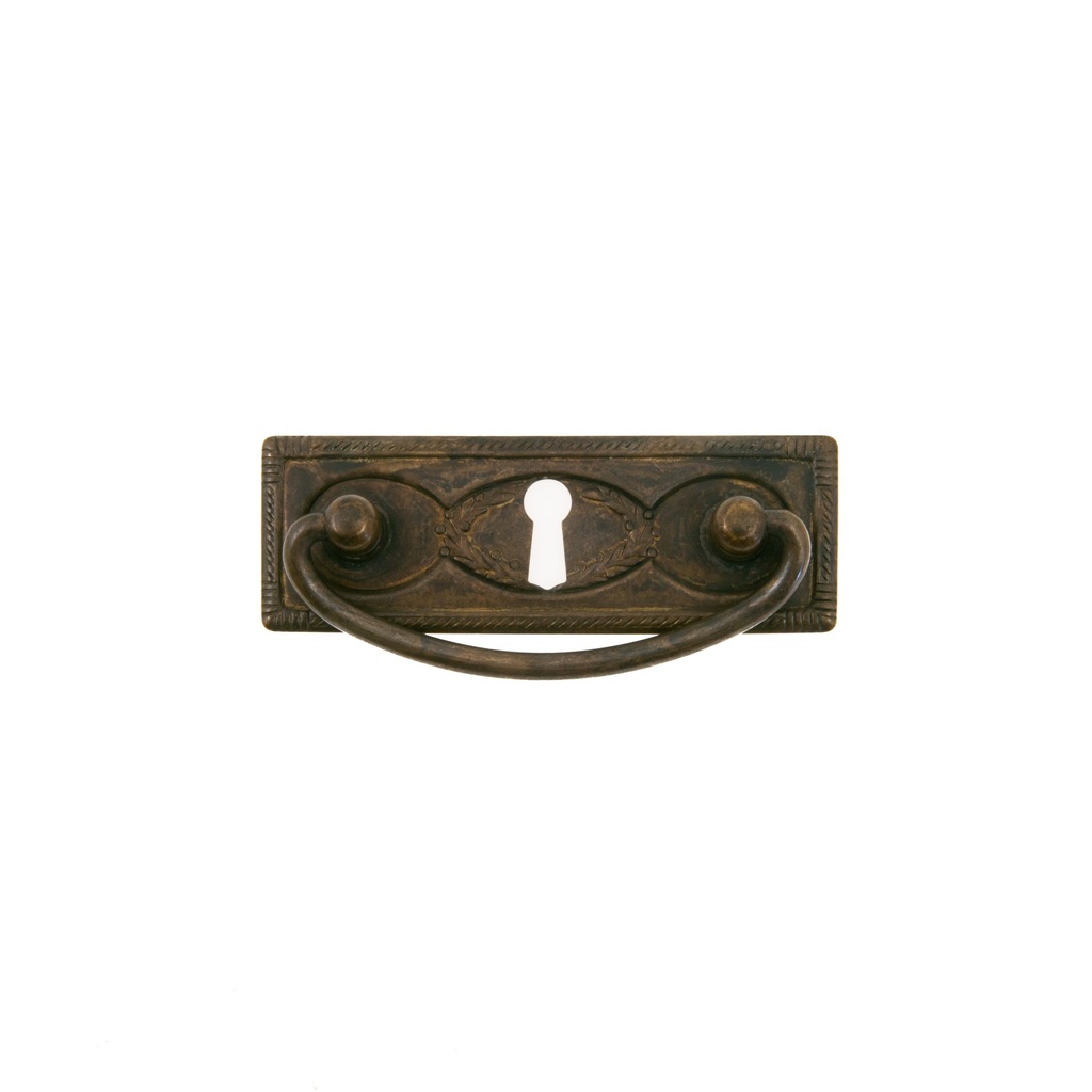 Laatikon vedin 1900-luvun malli avaimenreiällä, 97x34mm, patinoitu messinki.