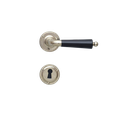 Ovenpainike, Björkboda 25, yksinkertainen malli, vanhaan oveen, niklattu messinki ja musta puukahva, avainkilvillä