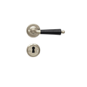 Ovenpainike, Björkboda 25, yksinkertainen malli, uuteen oveen, niklattu messinki ja musta puukahva, avainkilvillä