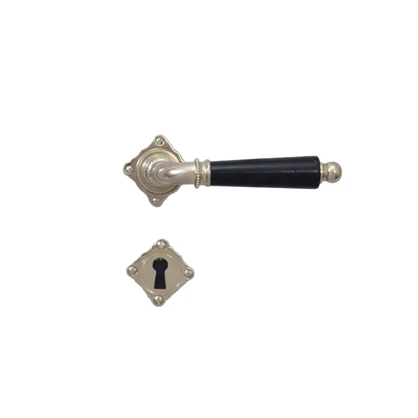 Ovenpainike, Björkboda 25, koristeellinen malli, vanhaan oveen, niklattu messinki ja musta puukahva, avainkilvillä