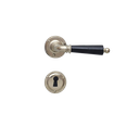 Ovenpainike, Björkboda 25, koristeellinen malli, vanhaan oveen, niklattu messinki ja musta puukahva, avainkilvillä