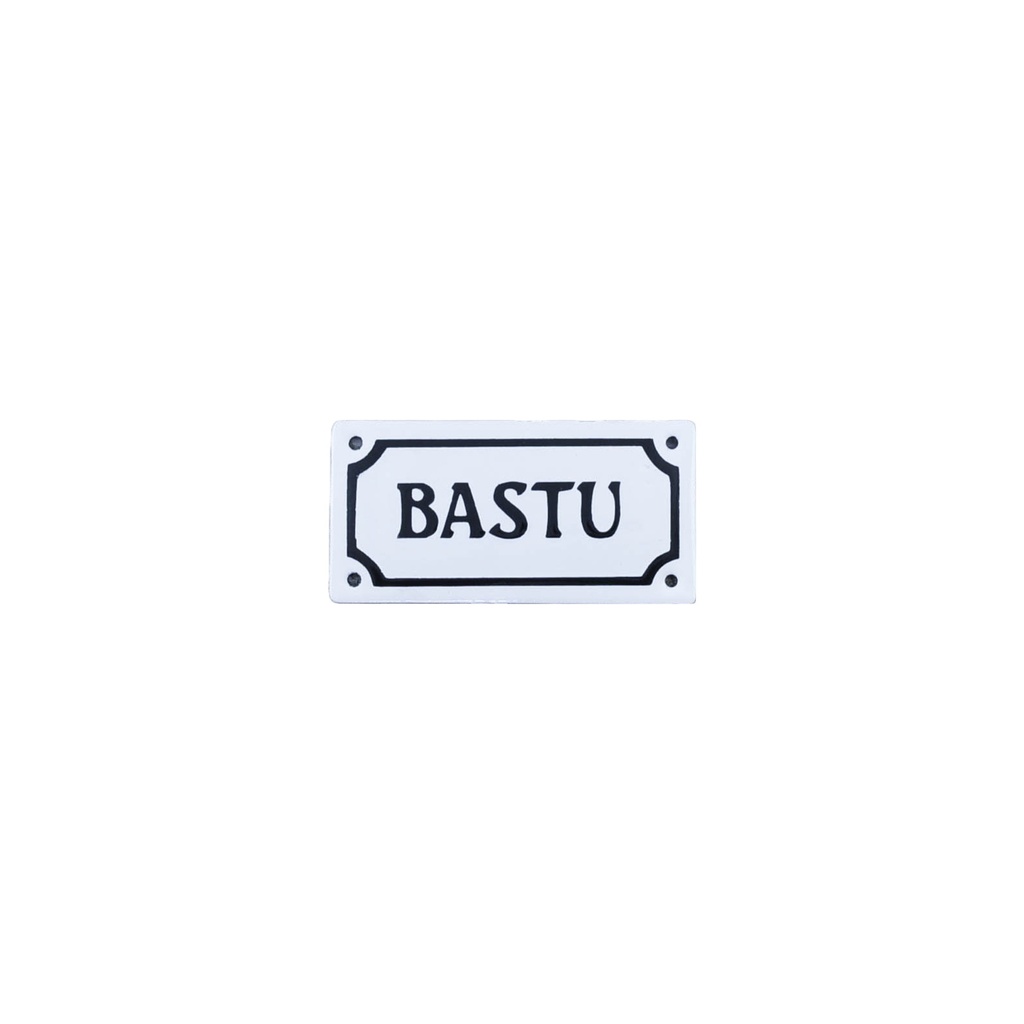 Emalikyltti Valkoinen pohja jossa mustalla teksti Bastu Musta reunus 100 x 50 mm