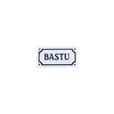 Emalikyltti Valkoinen pohja jossa mustalla teksti Bastu Musta reunus 100 x 50 mm